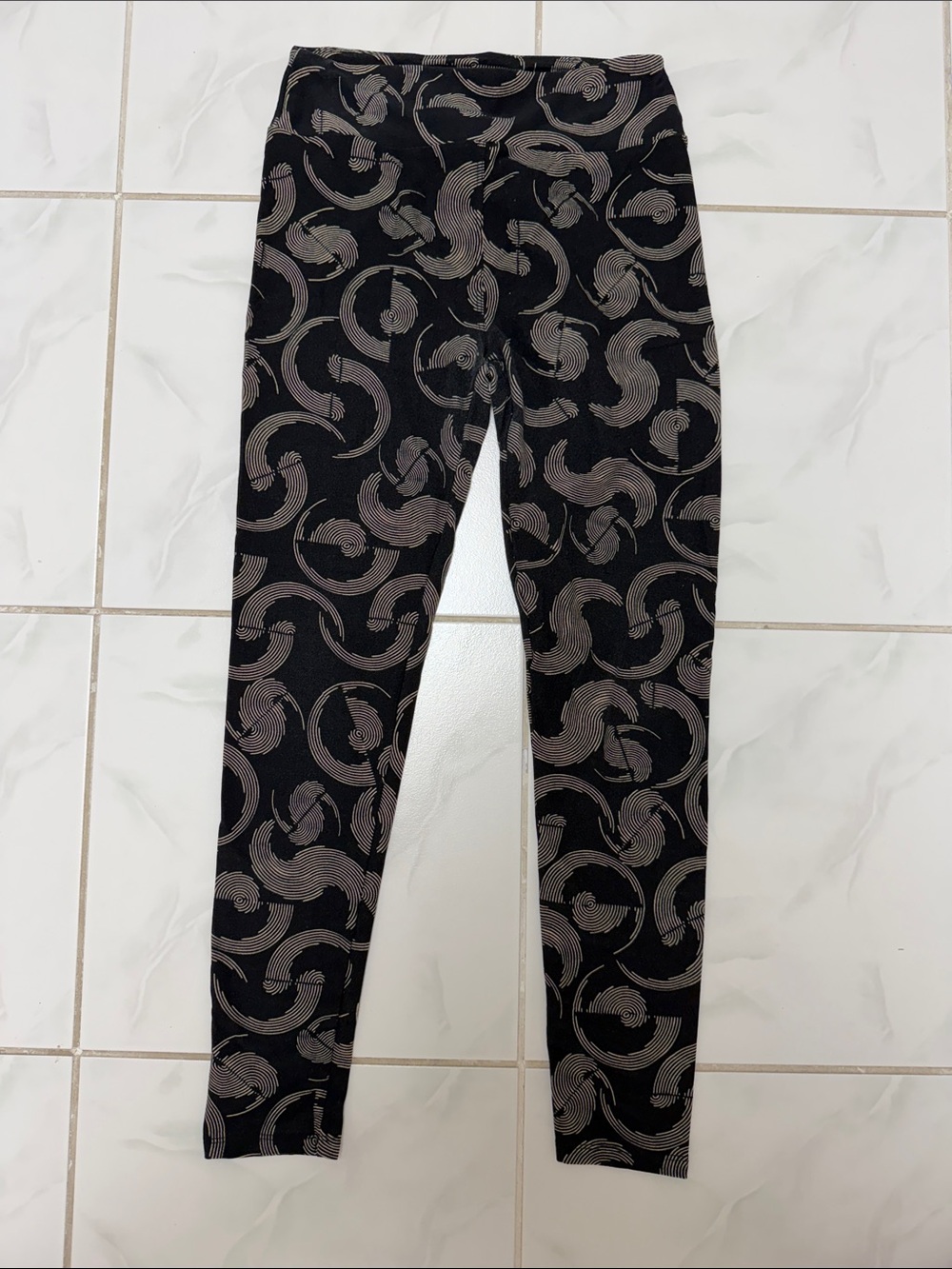 LuLaRoe Black Leggings with Beige Swirl Pattern